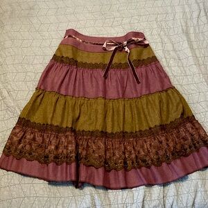 Gorgeous woolen skirt with layered accents